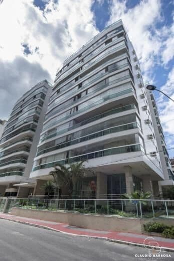 Lindo Apartamento de 04 Quartos,na quadra do mar em Itapuã com Varanda e Lazer Completo!