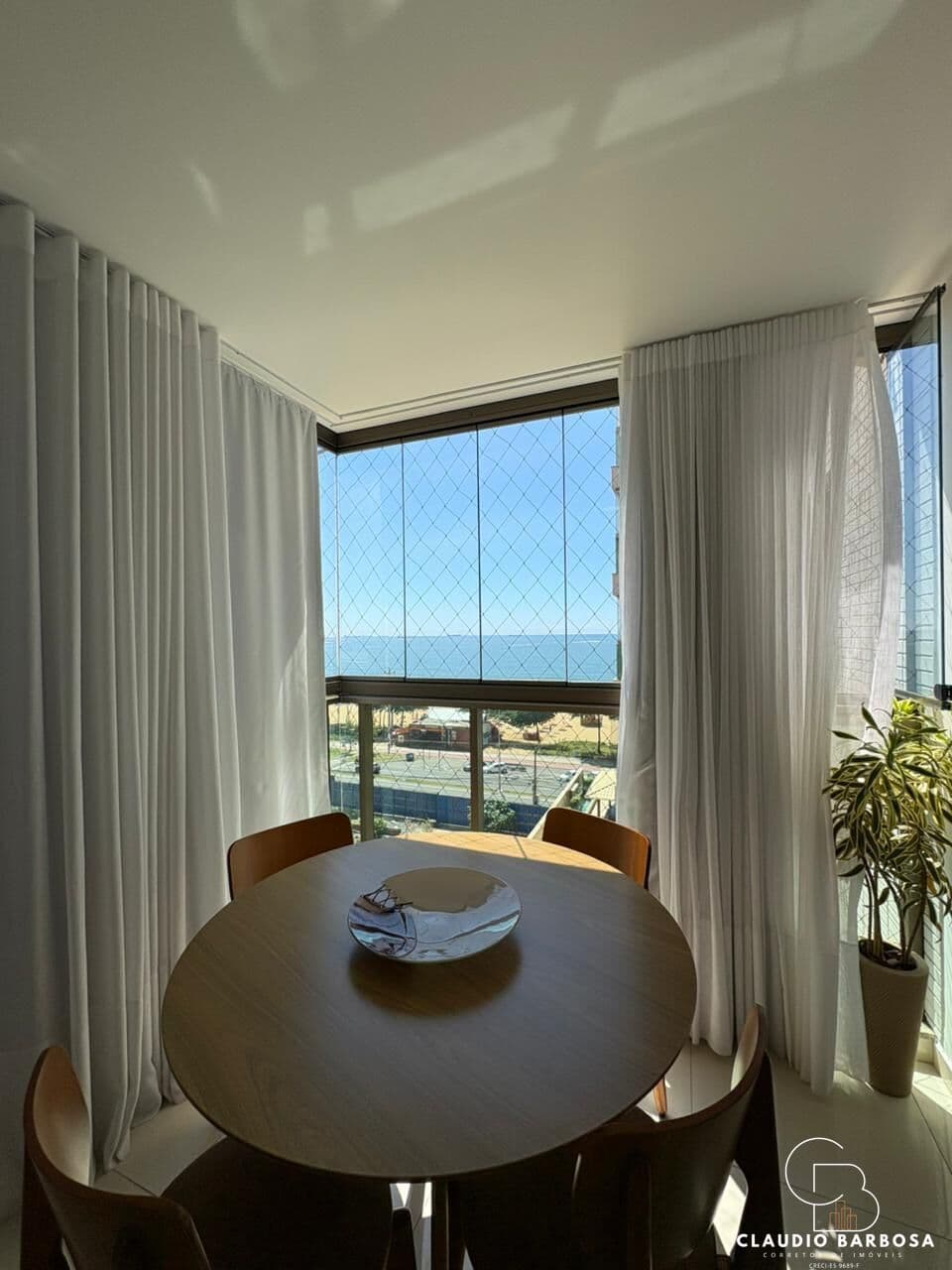 Lindo Apartamento com 03 Quartos´suíte, prédio na Orla...apto lateral na Praia de Itaparica!