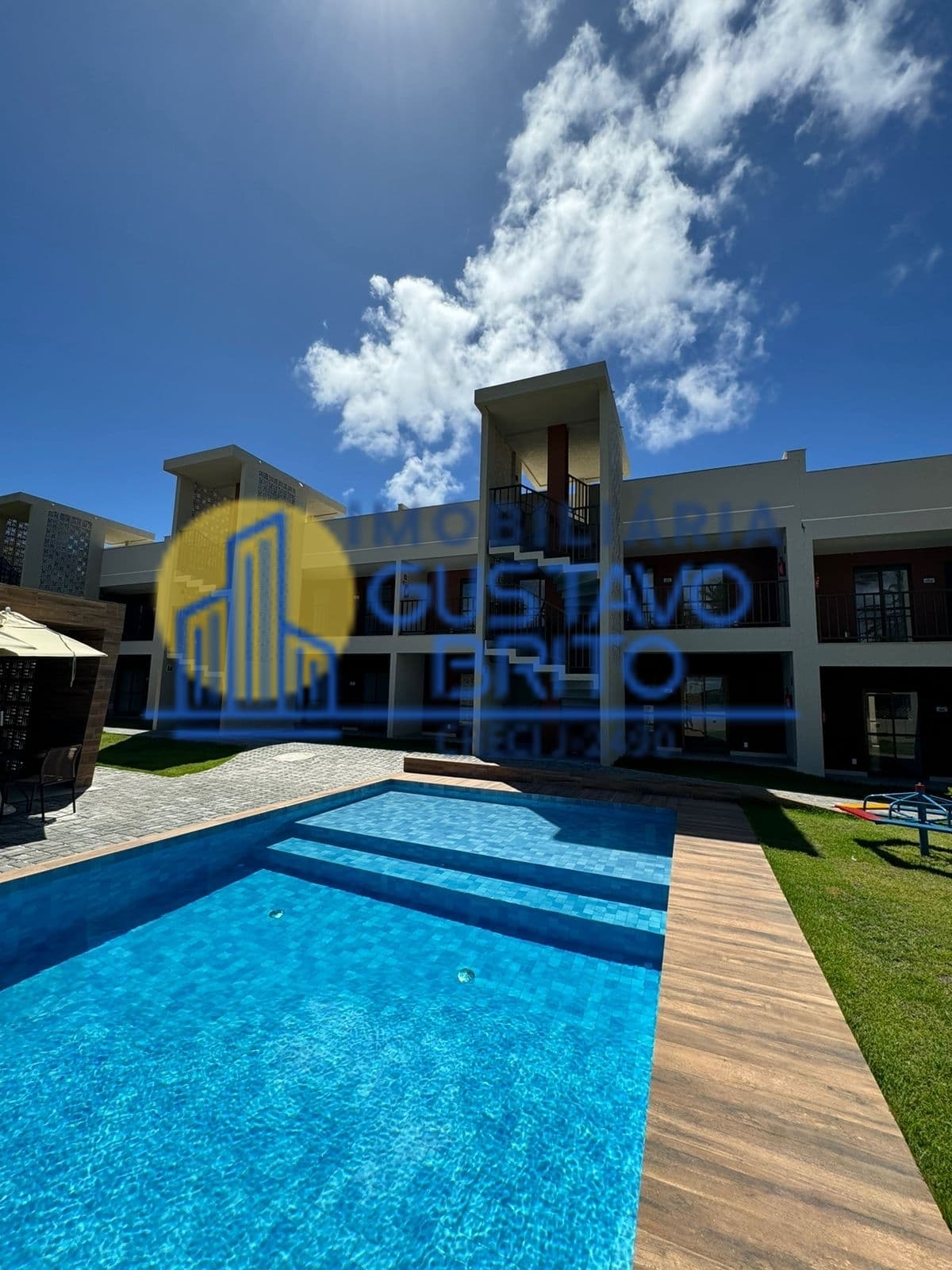 Village com 3 quartos, unidade térrea, a poucos metros de uma das praias mais desejadas do Litoral Norte e Itacimirim, a famosa Praia do Surf.