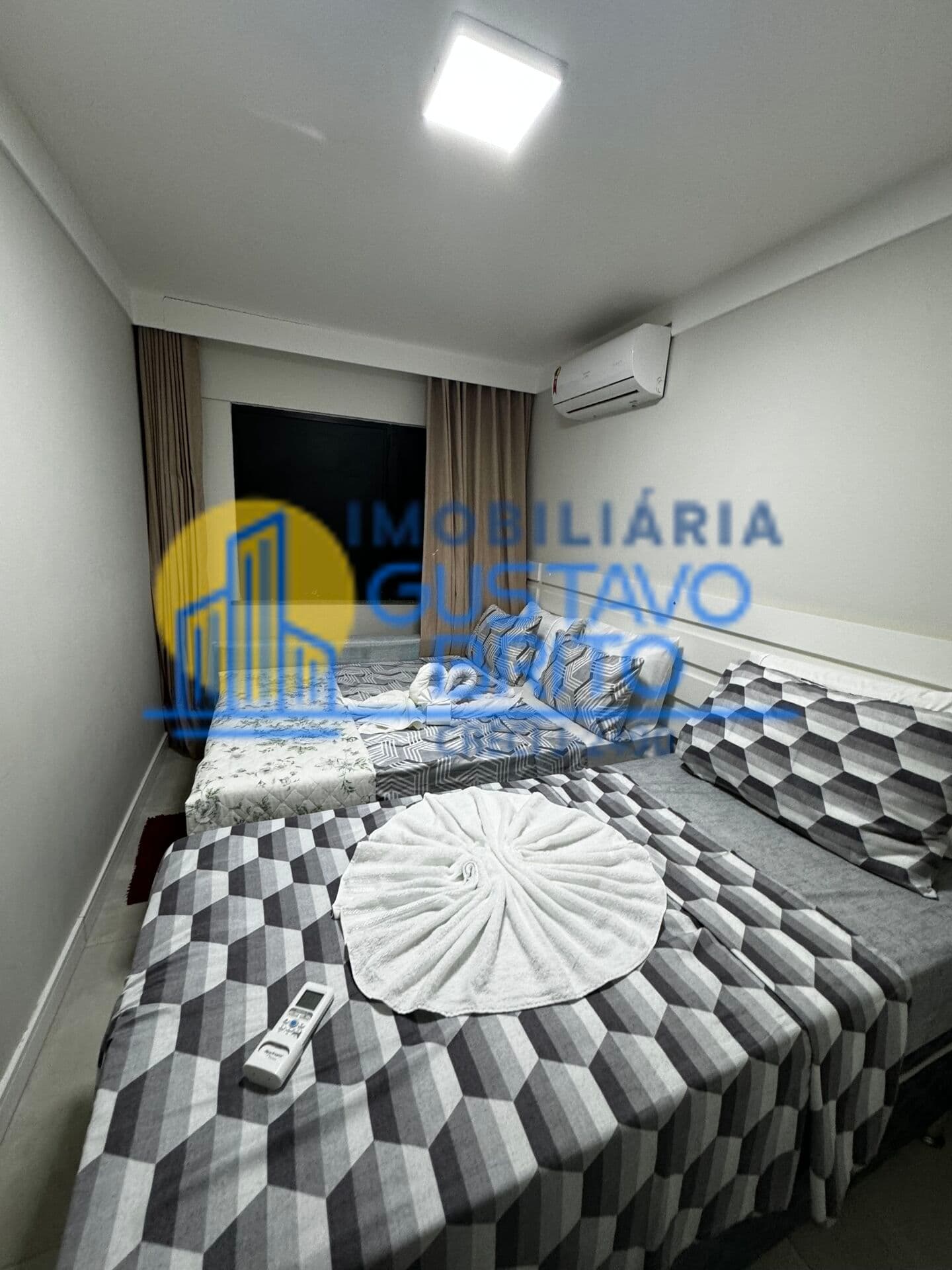 Unidade com 2 suítes, já mobiliada, unidade térrea, climatizada, poucos passos da Praia.