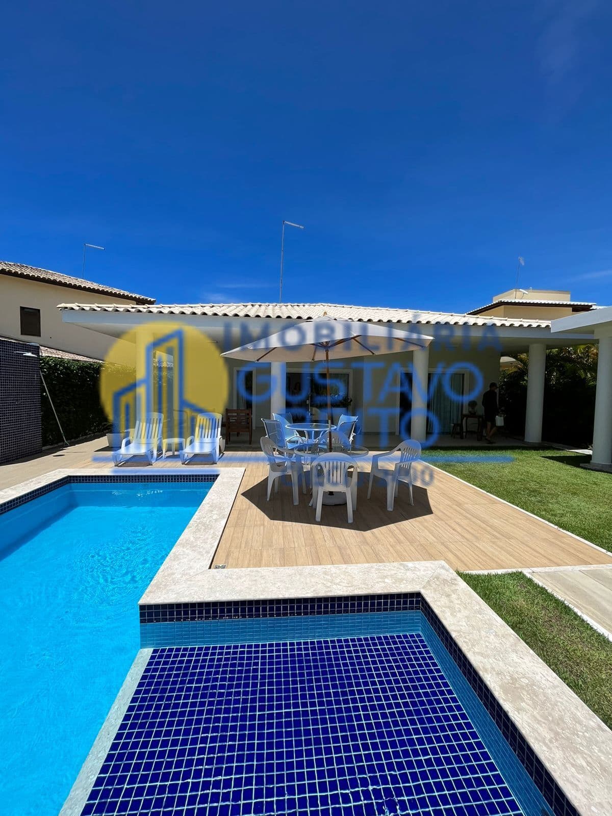 Casa semi nova na Praia de Guarajuba para venda.