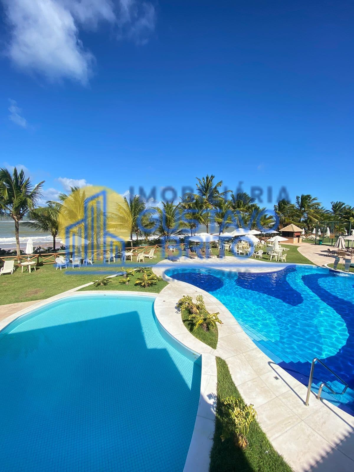 Flat com 3 quartos e vista mar em Condomínio Pé na areia na Praia de Guarajuba.