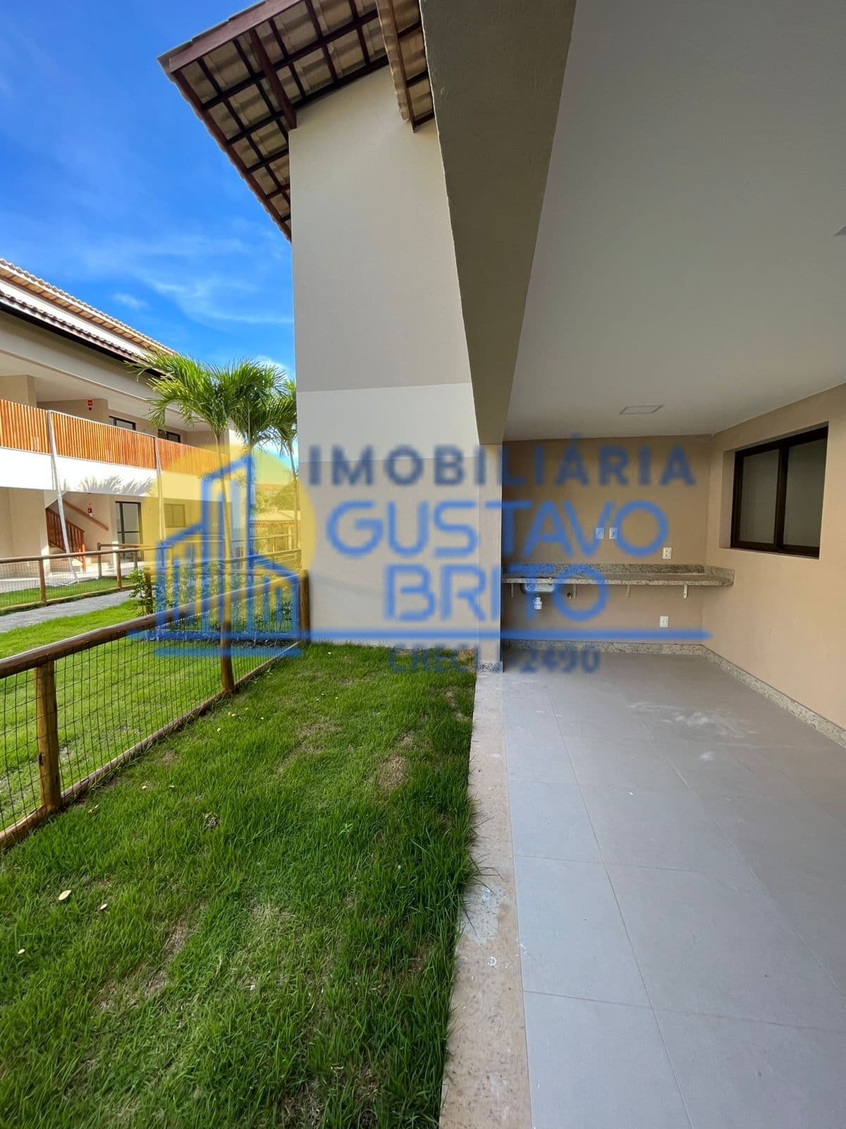 Flat térreo com Garden frente e fundo e 2 suítes na Praia de Guarajuba