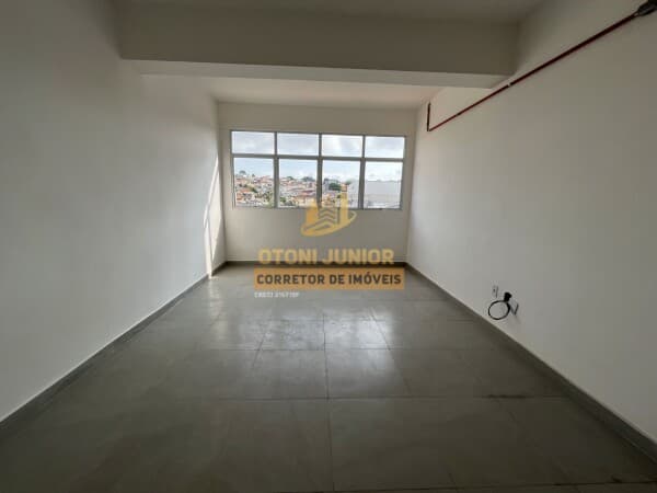 Sala comercial com 15m , prédio com elevador - Av. Cupecê