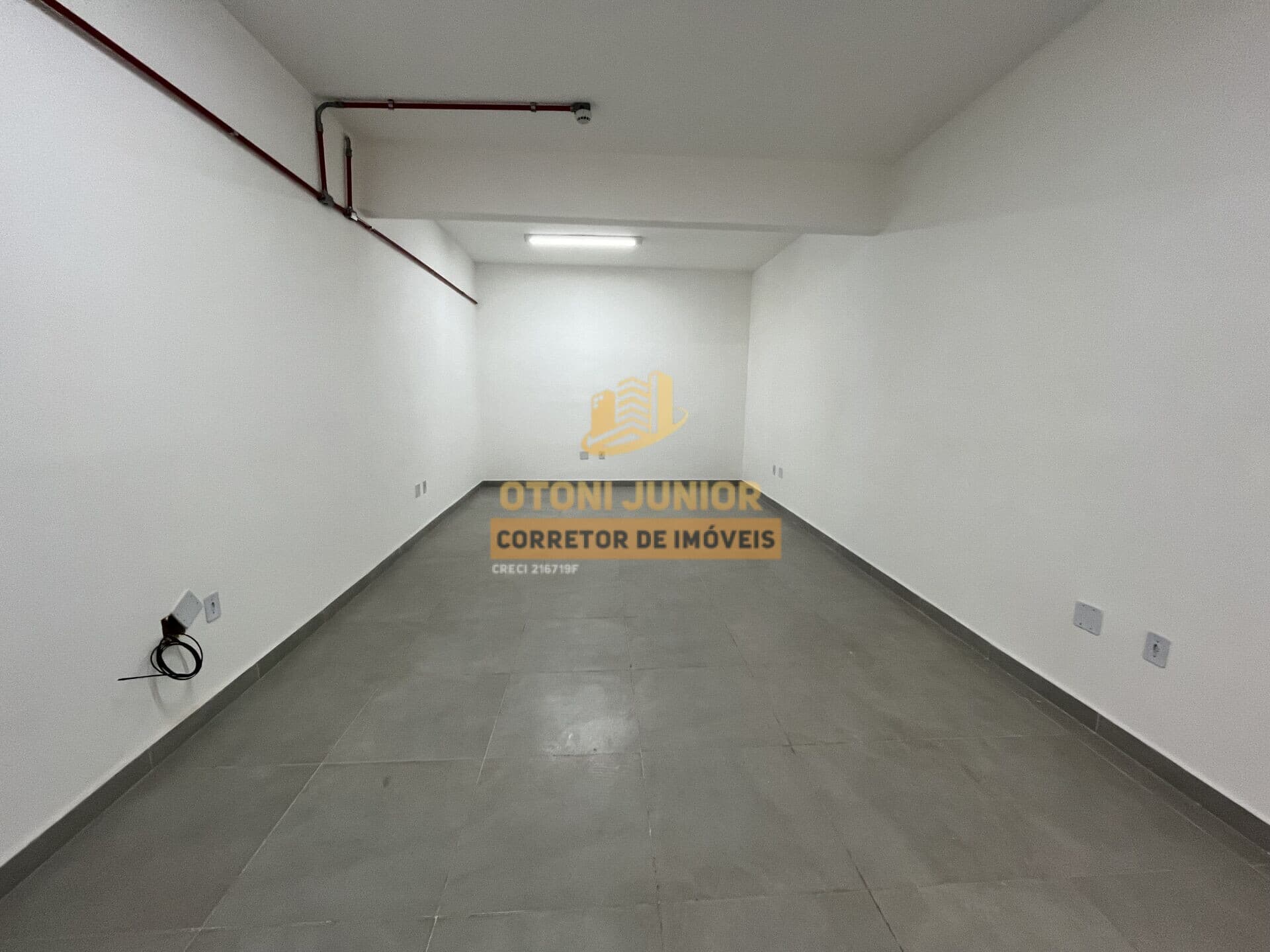 Sala comercial com 18m , prédio com elevador - Av. Cupecê