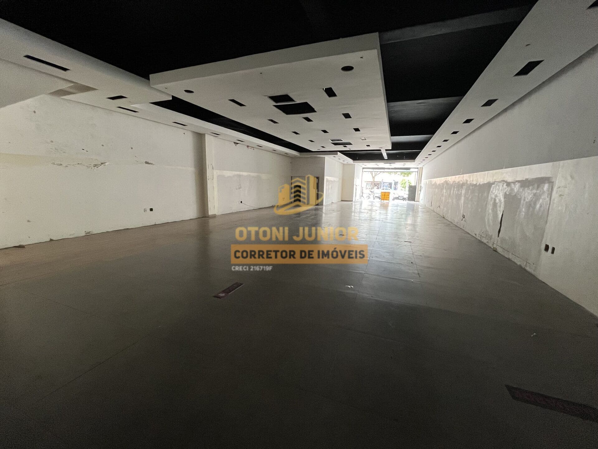 Salão comercial com 580m, na Av. Cupecê