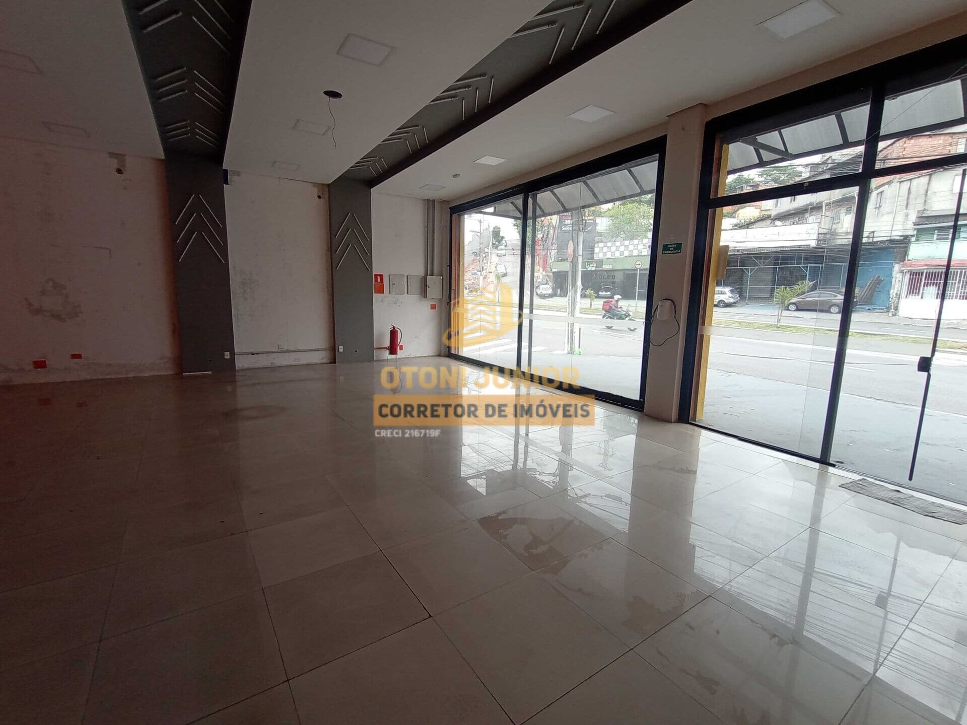 Salão comercial na Avenida Cupecê com 216m²