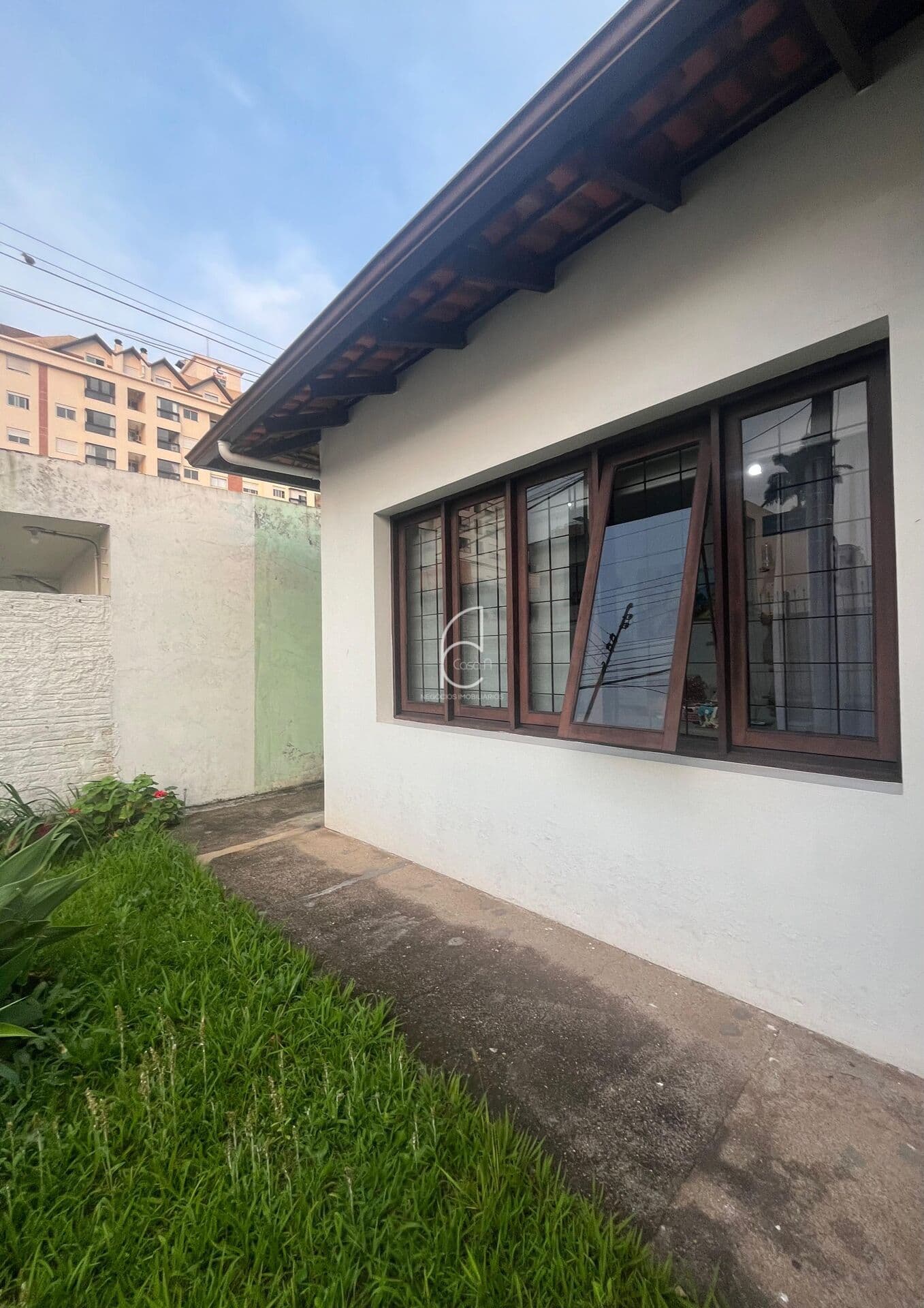 TERRENO COM CASA E EDÍCULA.