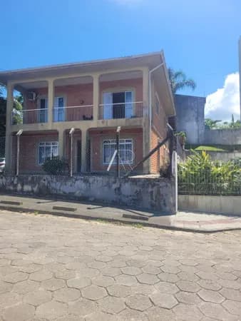 CASA ESPAÇOSA 2 PAVIMENTOS EM COQUEIROS.