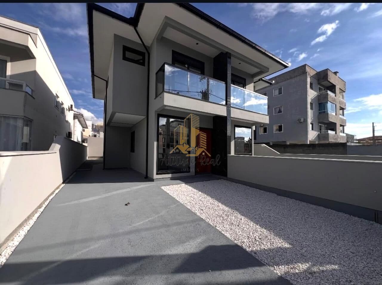 Sobrado geminado novo, em construção, 03 dormitórios, sendo uma suíte, à venda no bairro Nova Palhoça - Palhoça/SC
