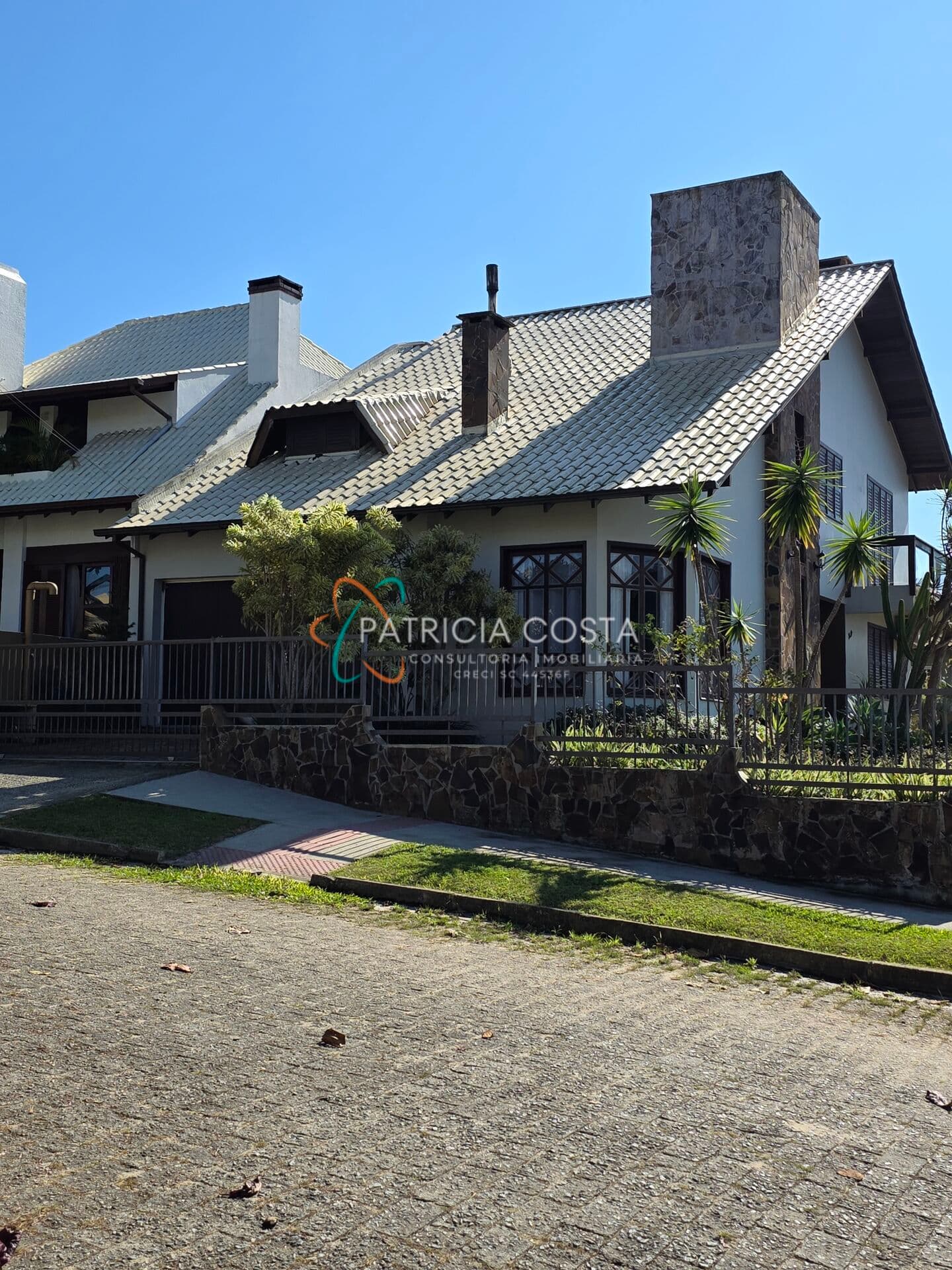 Compre Casa Alto Padrão no Centro - Garopaba/SC