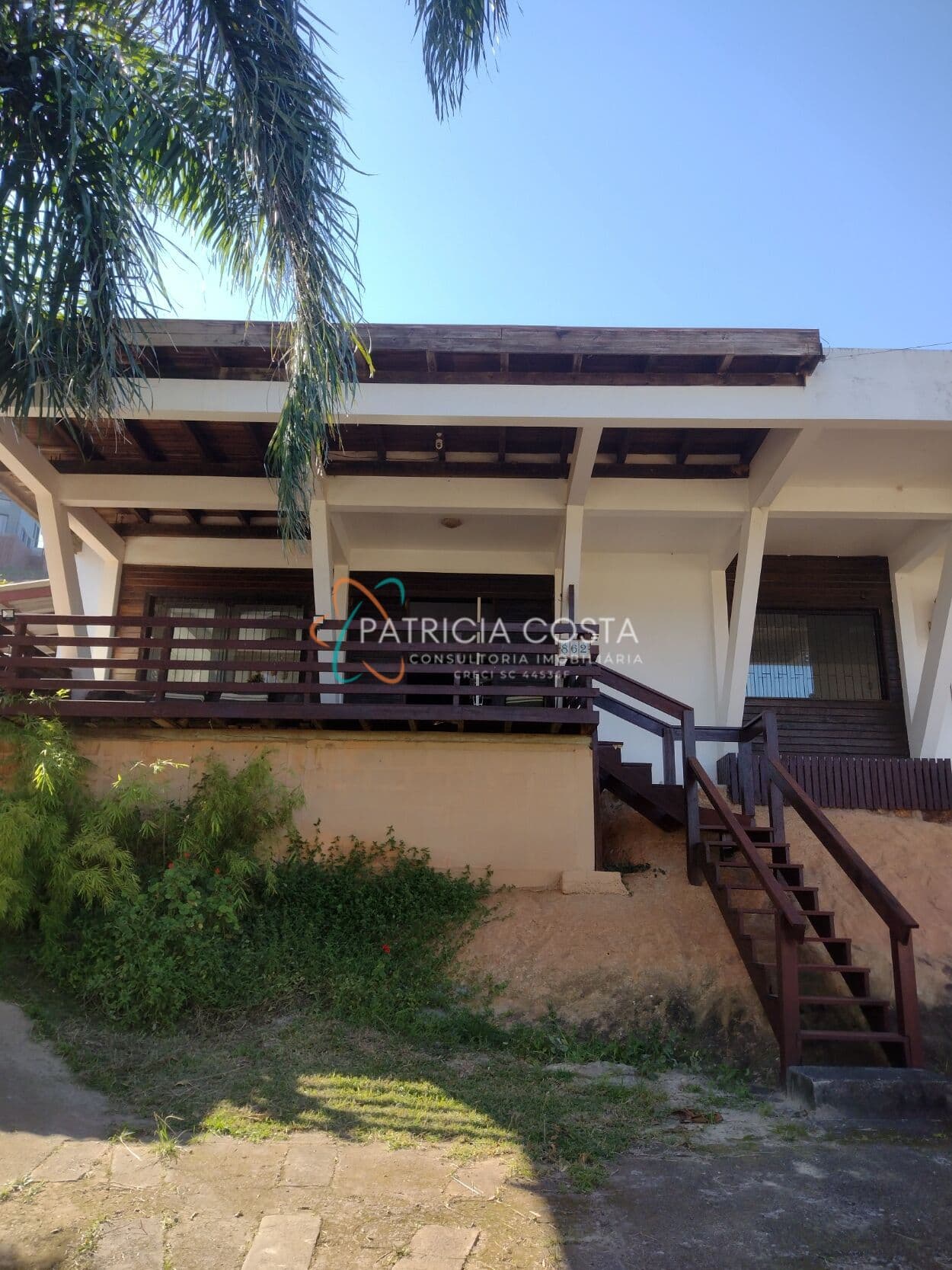 Casa diferenciada e vigas transversais aparentes à venda em Garopaba