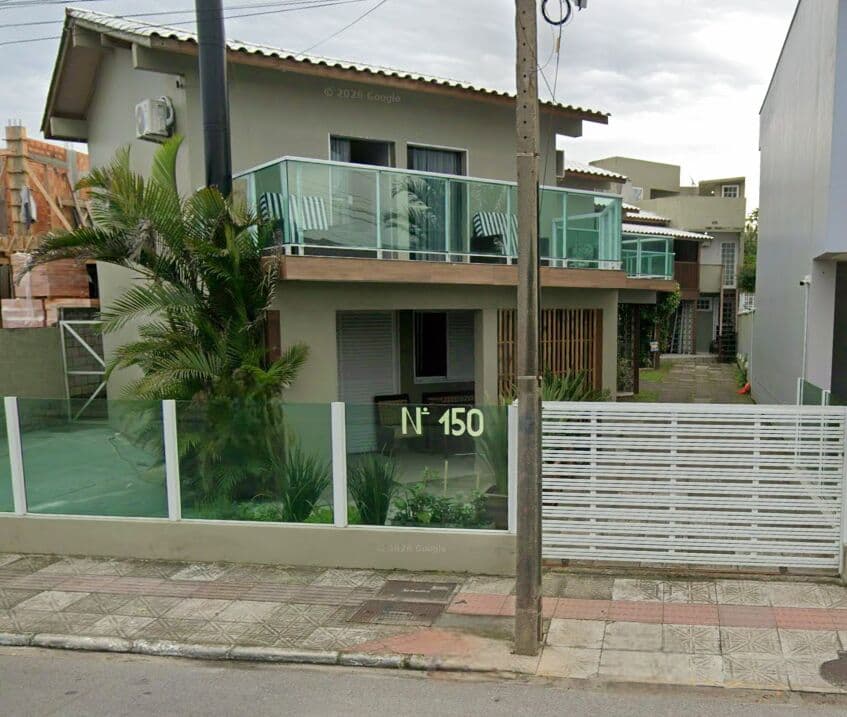 Residencial com Quatro Casas Próximo à Praia Central - Garopaba/SC