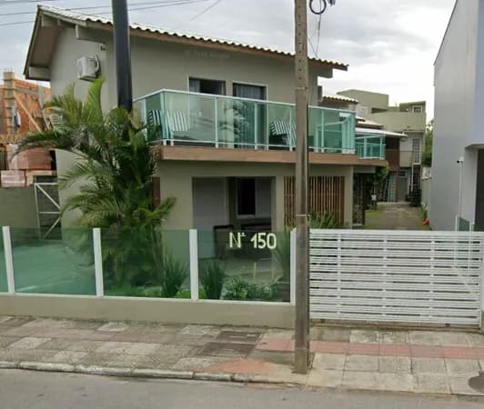 Residencial com Quatro Casas Próximo à Praia Central - Garopaba/SC