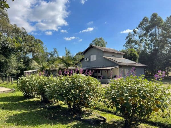 Sítio com duas casas de ótimo padrão