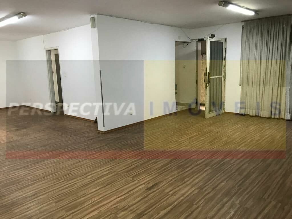 Casa Zoneamento Misto - 500m2 de terreno - 300 m2 de área construída. Precisa de reforma.