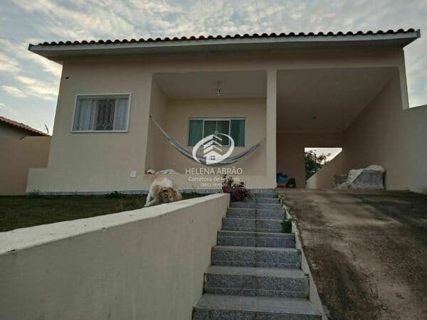 Casa térrea com 3 dorm.