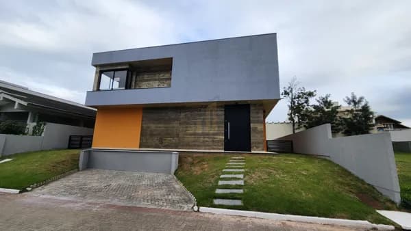 Casa Alto Padrão em Condomínio