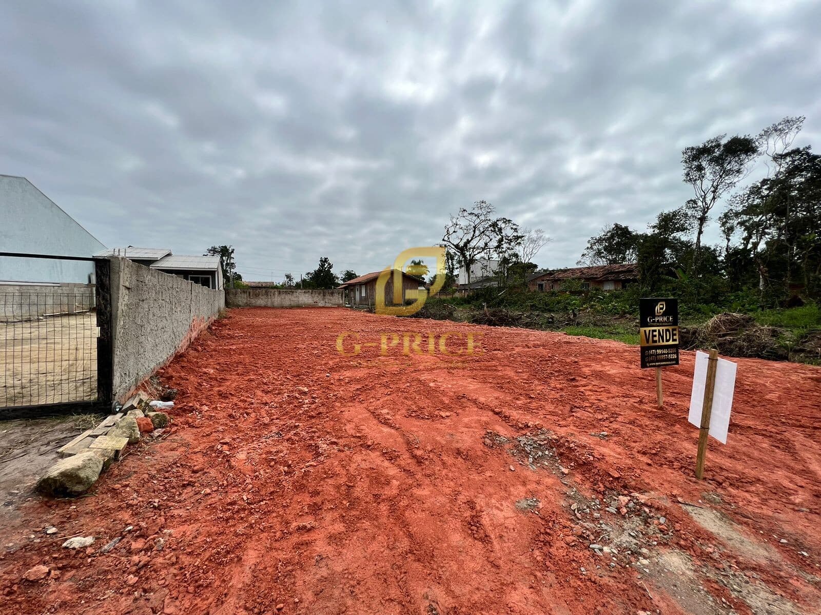 Lindo Terreno Pronto para Construir apenas 700 mts do Mar