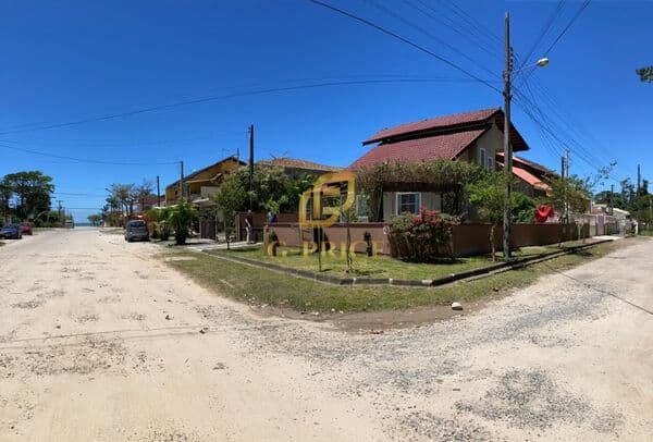 Excelente Sobrado de Esquina Apenas 200mts da Praia