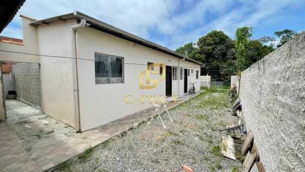 Imóvel com 1 Casa e 4 Kitnets Mobiliadas apenas 200 mts do Mar