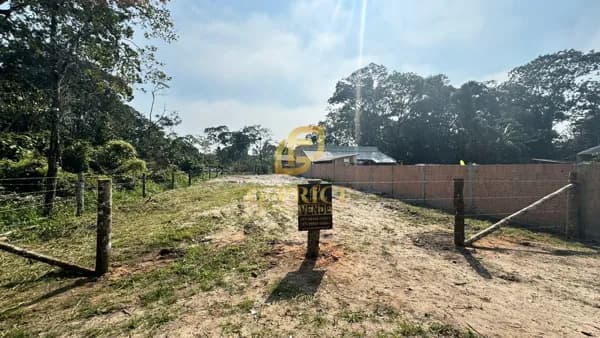 Lindo Terreno Cercado e Pronto para Construir à 850 mts do Mar