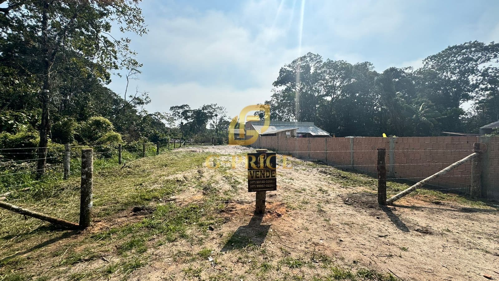 Lindo Terreno Cercado e Pronto para Construir à 850 mts do Mar