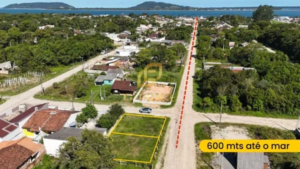 Excelente Terreno de Esquina Cercado no Nível da Rua Apenas 600 Mts do Mar