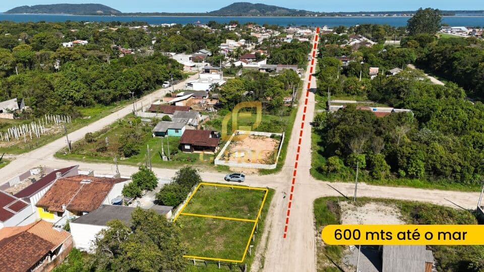 Excelente Terreno de Esquina Cercado no Nível da Rua Apenas 600 Mts do Mar