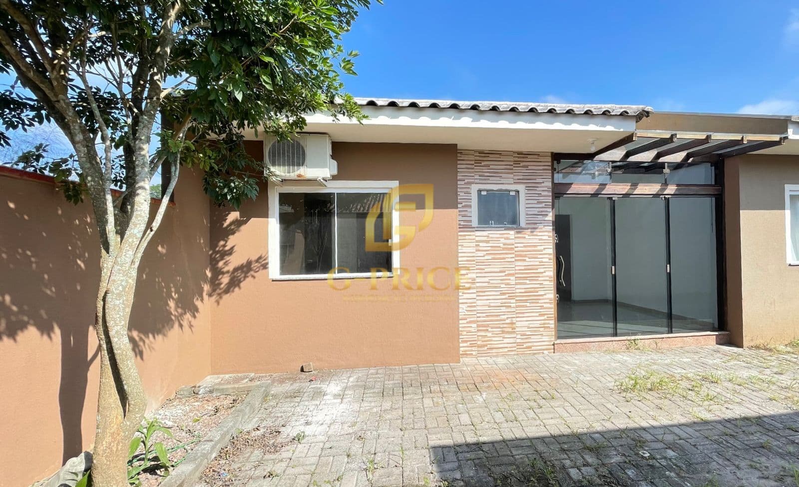 Linda Casa Recém Reformada em Condomínio Fechado à 600 mts da Praia