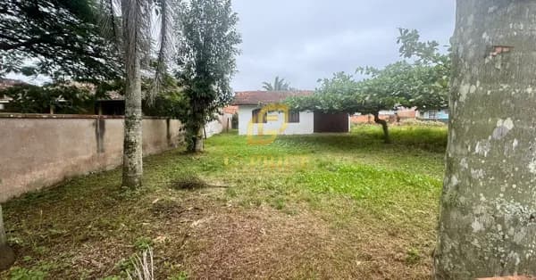 Casa Frente para o Asfalto com 360m² de Terreno Apenas 400 mts do Mar