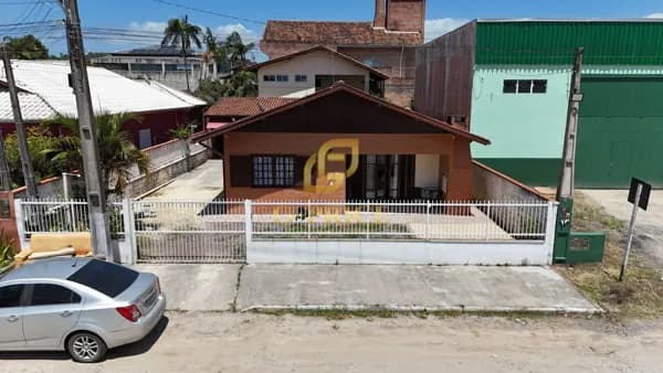 Excelente Casa com Edícula Apenas 200 mts do Mar em Região Nobre