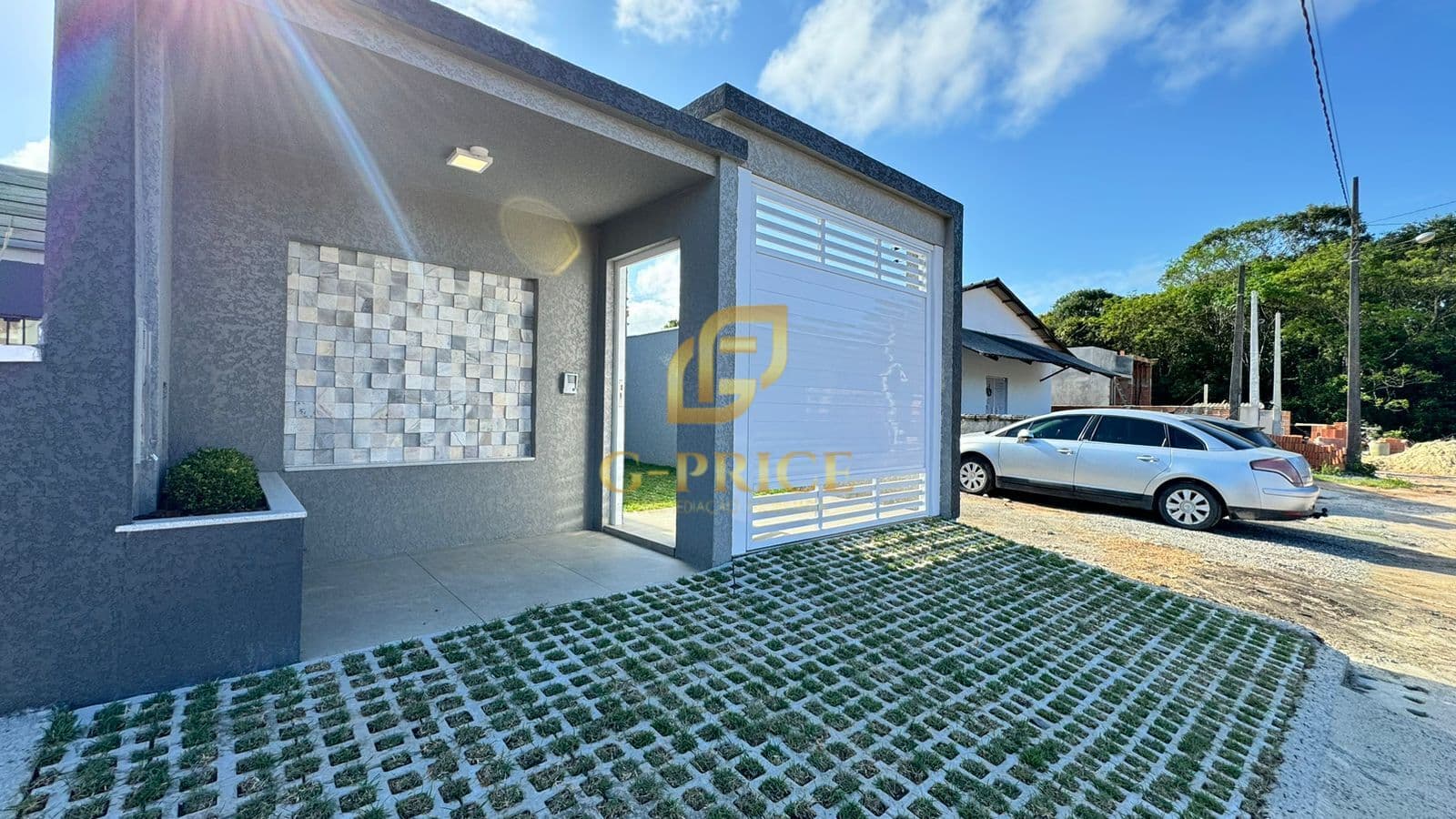 Belíssima Casa Nova de Alto Padrão com Pé direito Alto na Região Central da Cidade