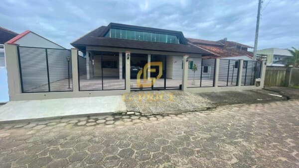 Maravilhoso Sobrado de Alto Padrão com Piscina á 300mts do Mar