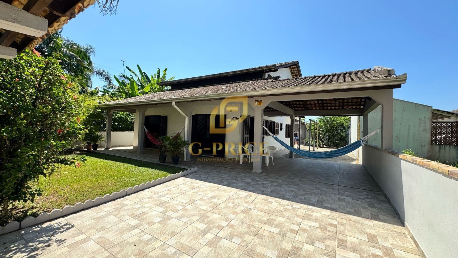 Ampla casa com quintal e edícula apenas 250m do mar
