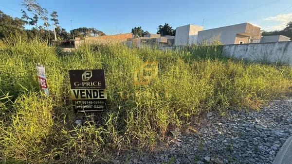 Lindo Terreno de Esquina Sem vegetação apenas 500 mts do Mar