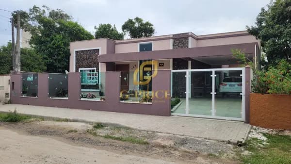 Maravilhosa Casa de Alto Padrão com Piscina apenas 100mts do mar