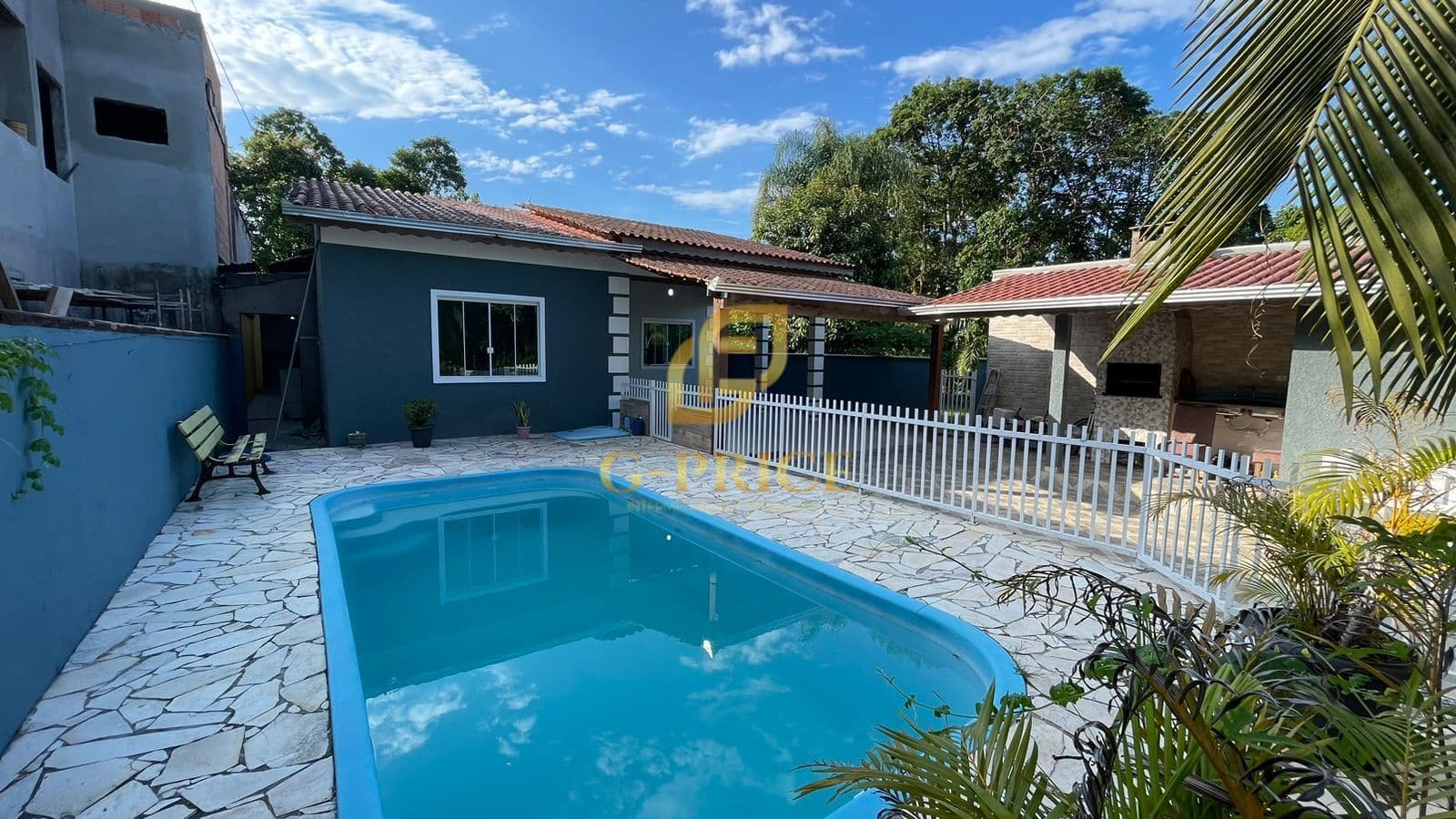 Excelente Casa com Piscina e Móveis Planejados Apenas 650 mts do Mar