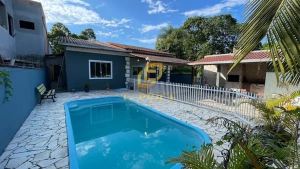 Excelente Casa com Piscina e Móveis Planejados Apenas 650 mts do Mar
