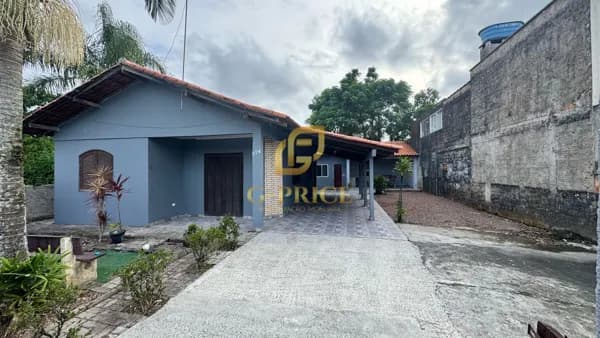 Ótima Casa Frente o Asfalto apenas 400 mts do Mar