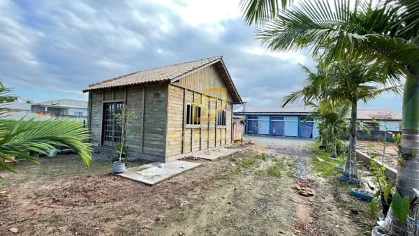 Excelente Terreno com 2 Casas Apenas 450 mts do Mar