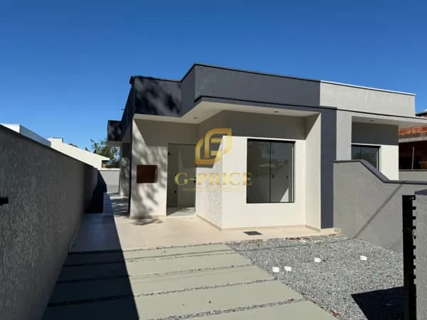 Linda Casa Nova com 2 Dormitórios em Ótima Localização