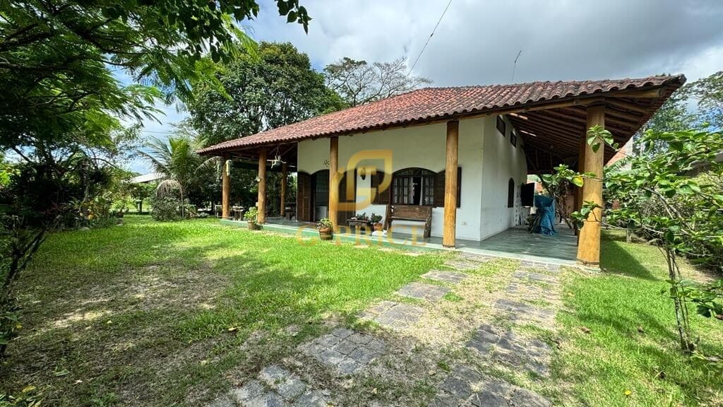 Linda Casa de Esquina com Amplo espaço de Terreno de 432 m² à 650 mts do Mar