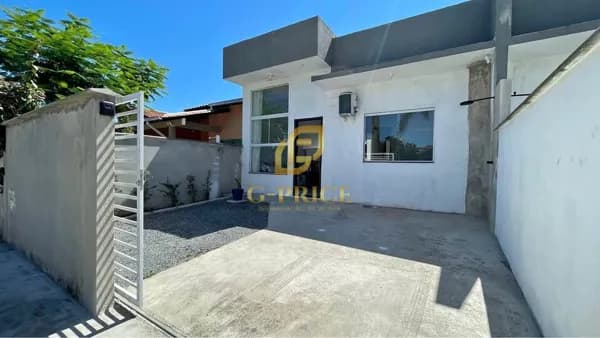 Ótima Casa com Pé direito alto, Mobiliada e Apenas 700 mts do Mar