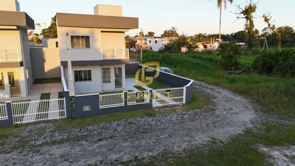 Sobrado Novo de Esquina com Alto Padrão de Acabamento à 600 mts da Praia