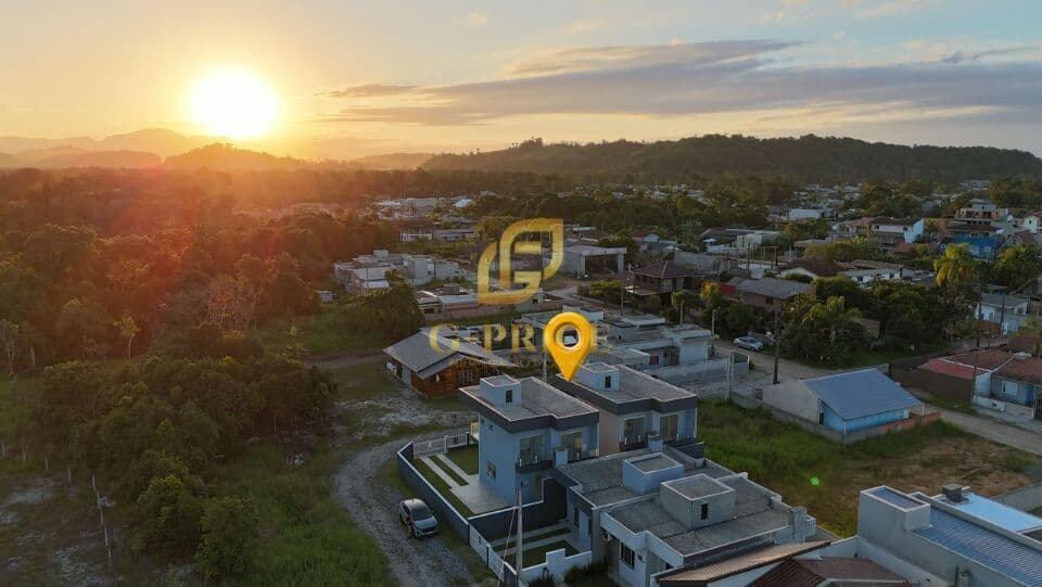 Sobrado Novo de Esquina com Alto Padrão de Acabamento à 600 mts da Praia