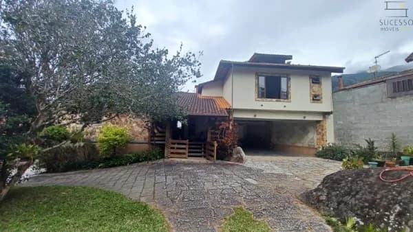 Linda casa à venda no coração do bairro Cascatinha - Ampla, aconchegante e com excelente localização!