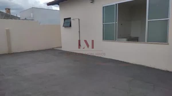 Casa no Jardim Patrícia com três quartos sendo uma suíte e garagem para dois carros