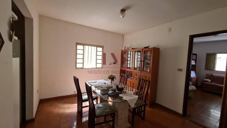 Casa no bairro Tubalina com três quartos sendo uma suíte e armários planejados