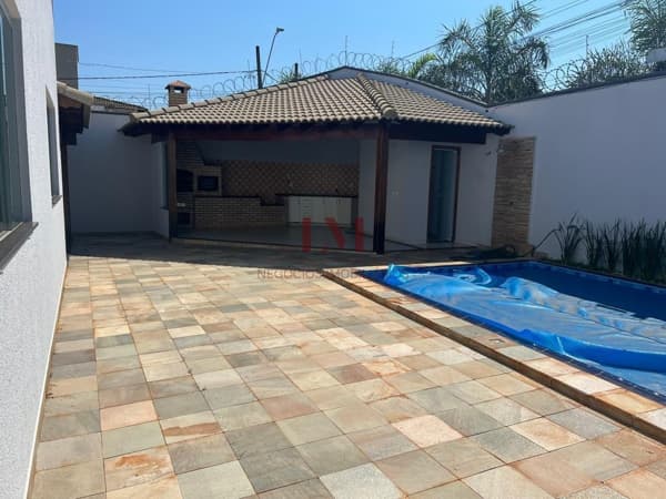 Casa no Alto Umuarama com quatro quartos e varanda gourmet com piscina